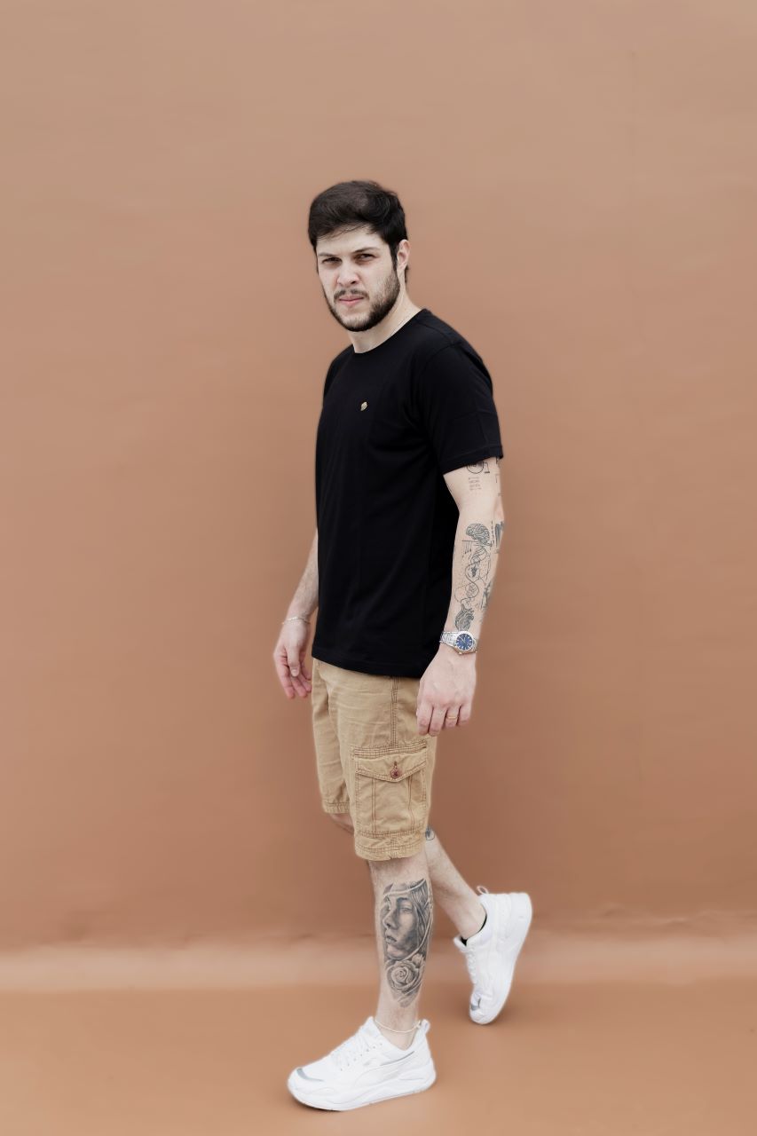 Camisa Meia Malha Lisa Gola Redonda - Preto