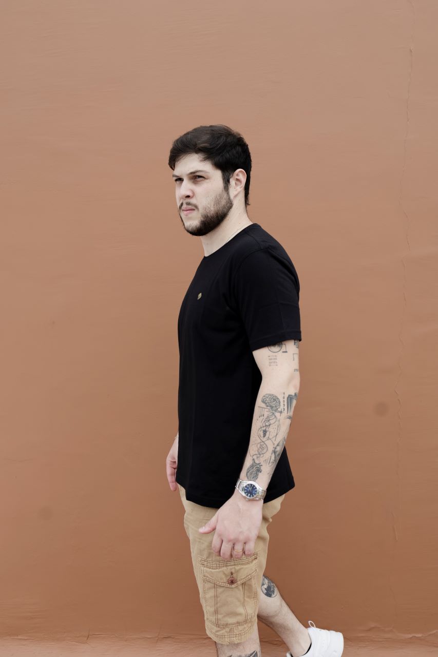 Camisa Meia Malha Lisa Gola Redonda - Preto